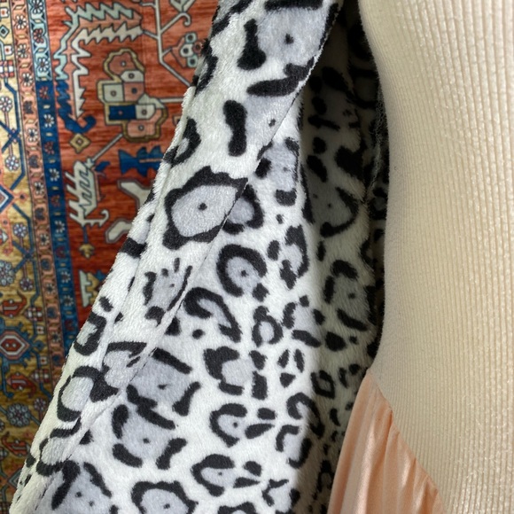 NWOT Grey Leopard Print Teddy Coat - Picture 7 of 8